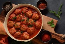 Соковиті, ароматні та апетитні тефтелі у винно-томатному соусі