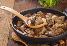 Тушковане м’ясо у власному соку з цибулею