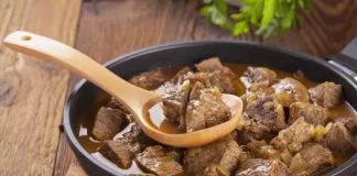 Тушковане м’ясо у власному соку з цибулею