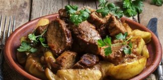 Соковита куряча печінка з яблуками: поєднання, яке підкорює з першої ложки